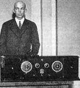 Армстронг рядом с приемником Radiola Super-Heterodyne, около 1923 года