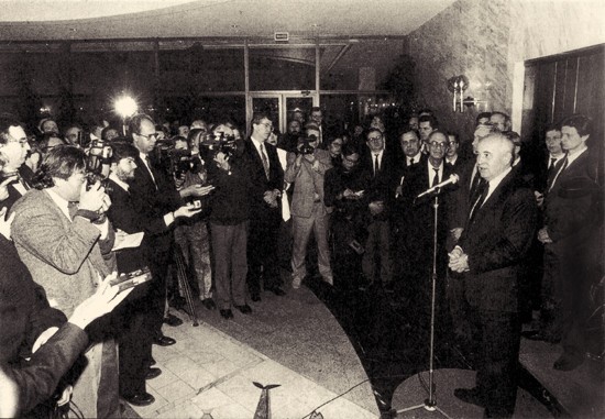 26 декабря 1991 года. Гостинница "Президент-отель". Горбачев посвящает журналистам прощальный банкет. По центру снимка, справа от телеоператора, стоит Фатех Вергасов 