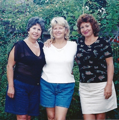 2004. Сёстры Тит в кустах