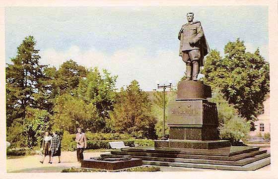 Вильнюс. Памятник Черняховскому работы Томского