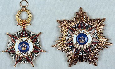The Order of the Two Rivers - First Class, Civil Division, sash badge (L) and breast star (R) (Copyright© H.M. The Queen)