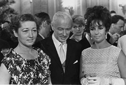 Фотография Якова Халипа, сделанная им на приёме в Кремле по случаю кинофестиваля 1957г. Нина и Роман Кармены с Элизабет Тейлор