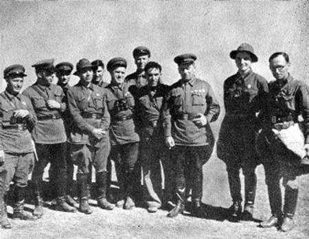 Ортенберг и сотрудники Героической красноармейской с Жуковым на Халхин-Голе в сентябре 1939 года.