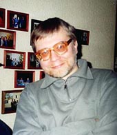 Владимир Алексеевич Губайловский, родился 1960 году. В 1982 году окончил механико-математический факультет МГУ им. М. В. Ломоносова по специальности «дискретная математика». Профессиональный программист